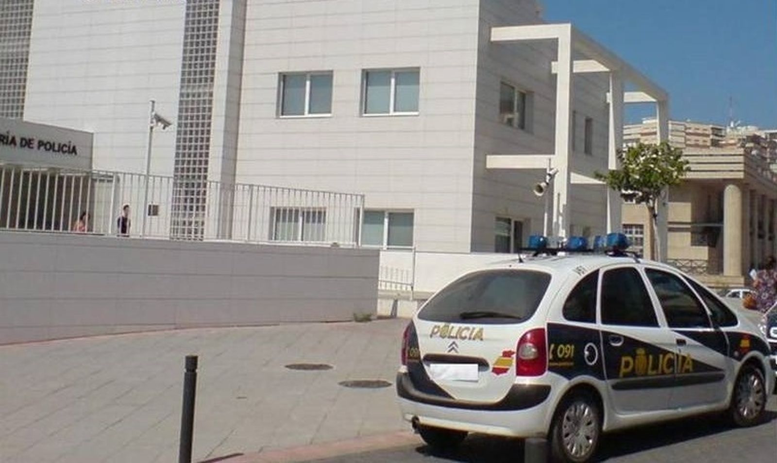 Imagen de archivo de un vehículo frente a la Comisaríam de la Policía Nacional en la Costa de Granada