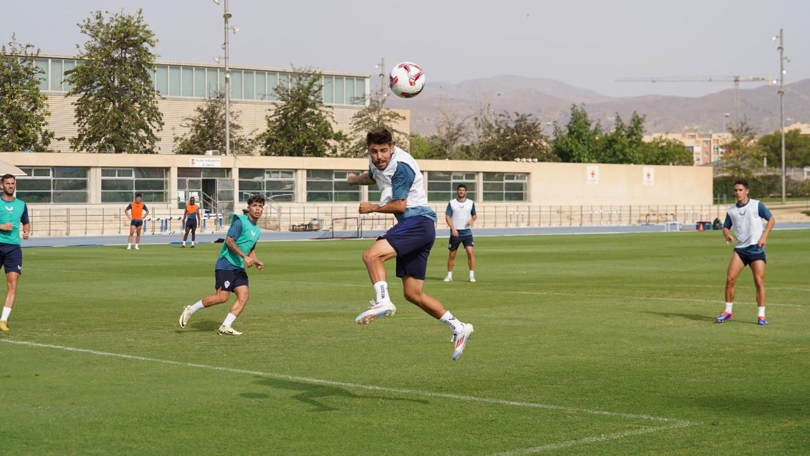 Alejandro Pozo despeja un balón en uno de los entrenamientos del equipo en el Anexo. Alejandro Pozo despeja un balón en uno de los entrenamientos del equipo en el Anexo.