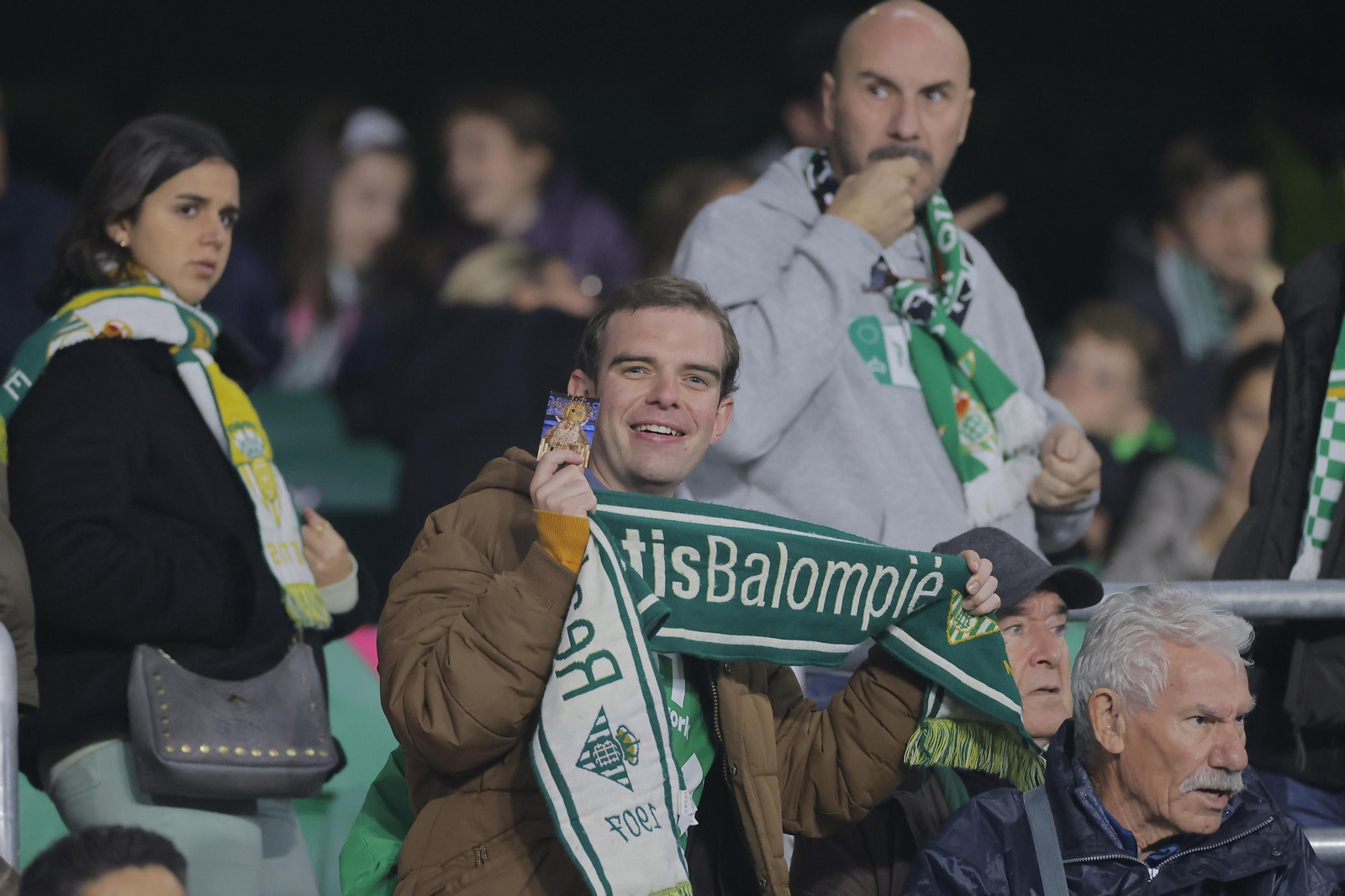 Búscate en las fotos del Betis-Las Palmas