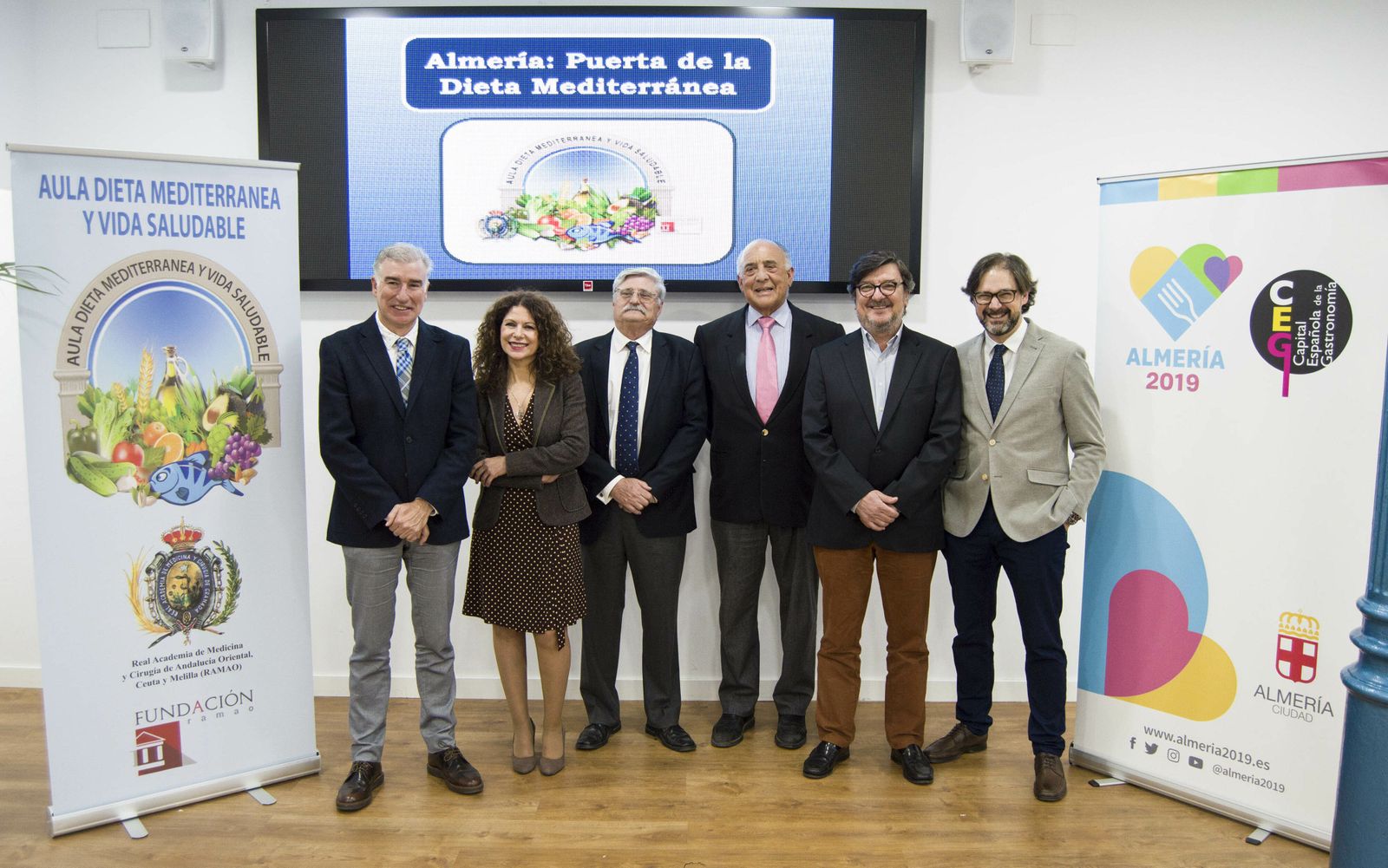 Foto de ‘familia’ tras la firma del convenio de colaboración.