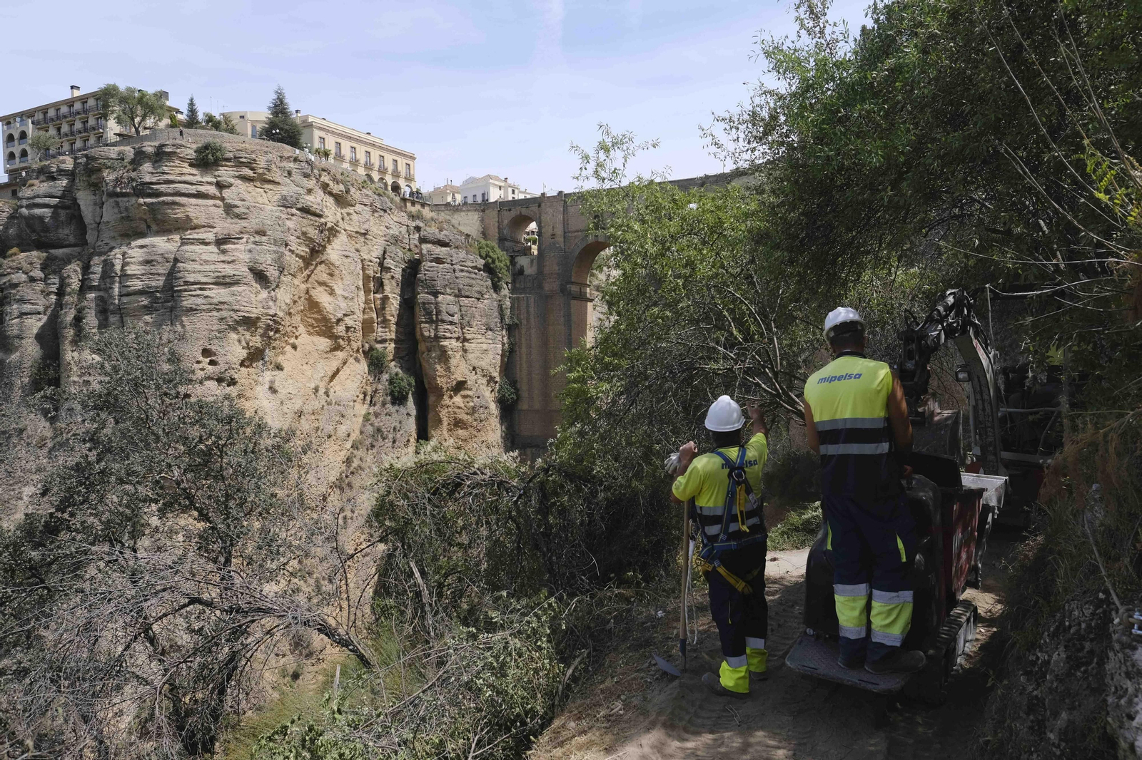 Trabajos en el inicio del camino que conduce al fondo del Tajo de Ronda.