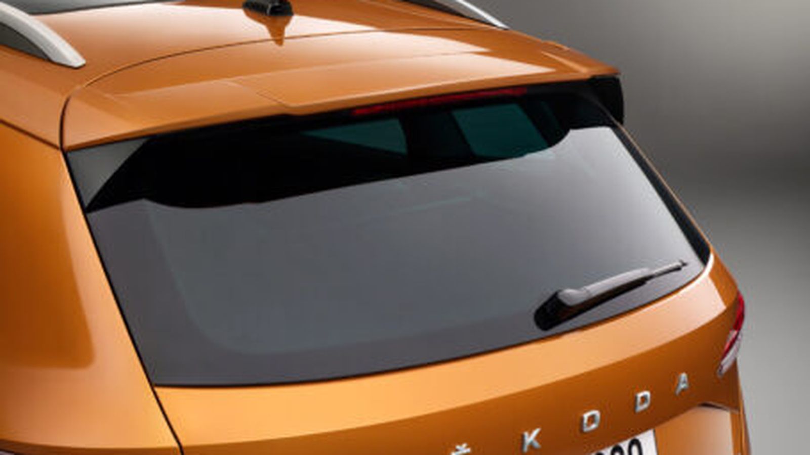 El alerón trasero, más grande, incrementa la sensación visual de que el Karoq es aún más largo.