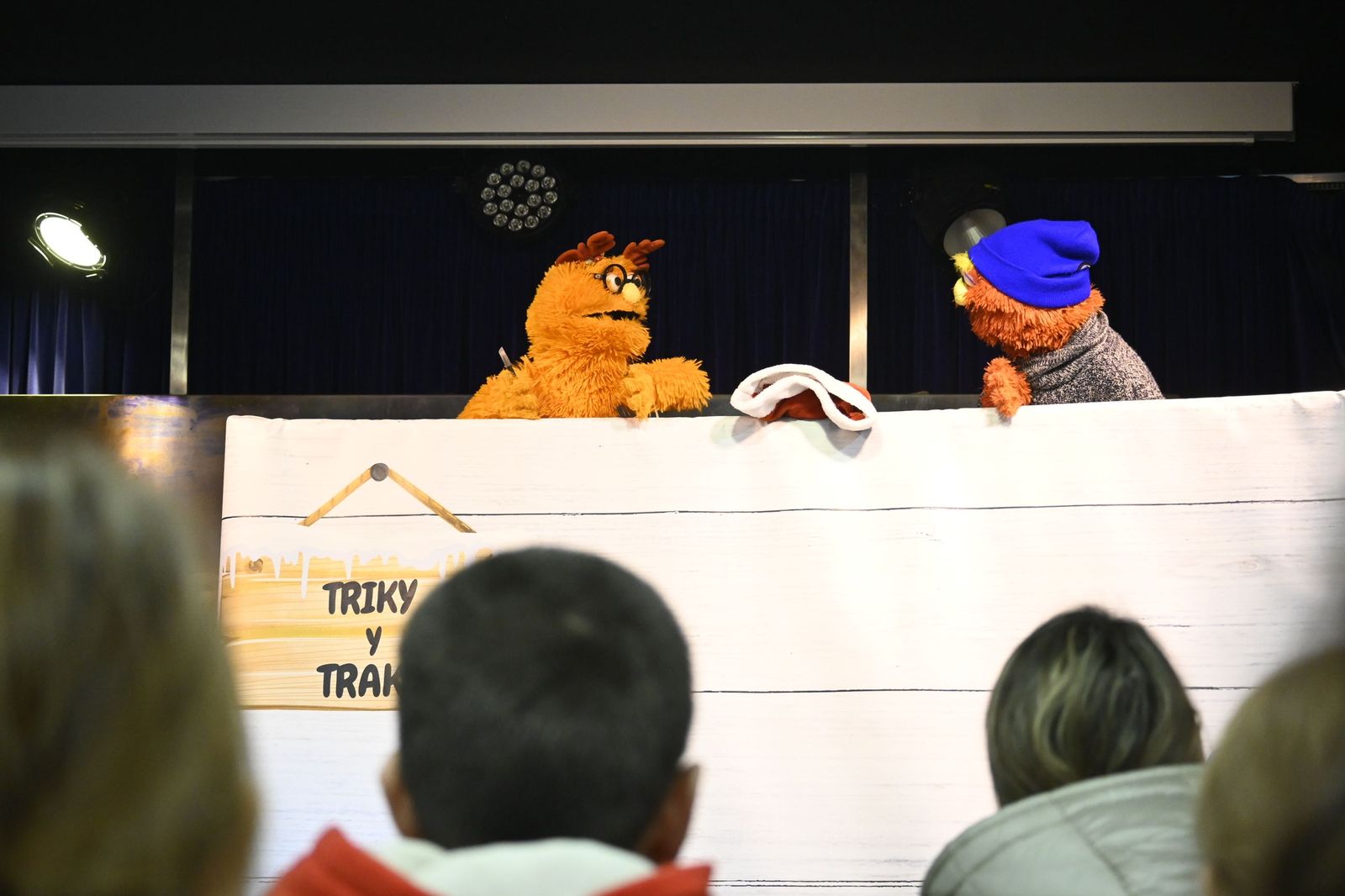 Las fotografías el taller que ofrece la Fundación Cajasol más espectáculo variado con Triky Trake