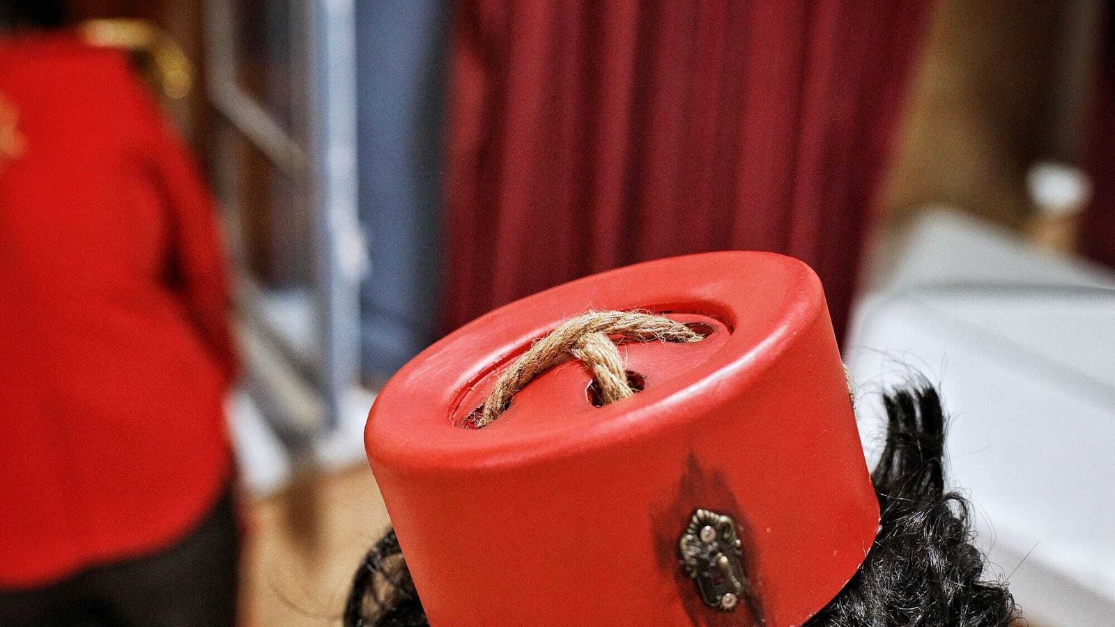 Detalle del sombrero de la chirigota 'Hotel y resort Cadi...'