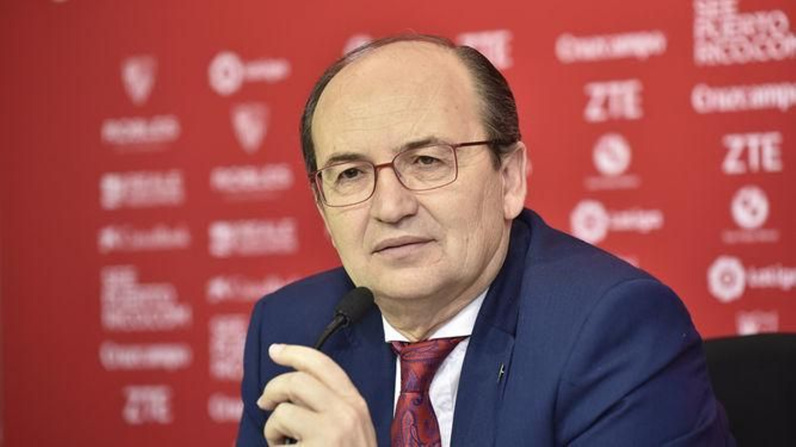 Castro se dirige a los periodistas en rueda de prensa.