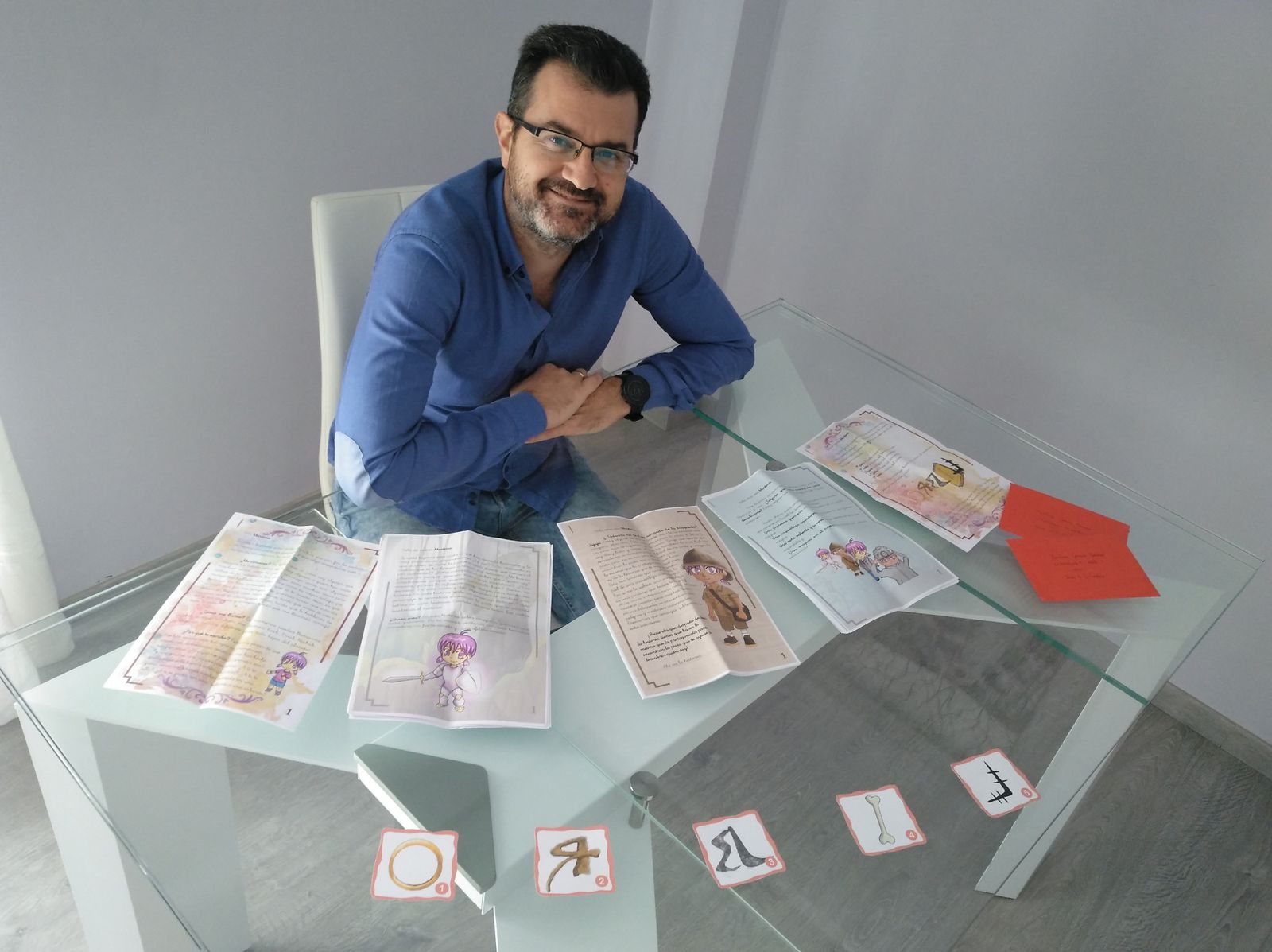 El jerezano Juan Pedro García Bazán, junto a algunas de sus cartas.