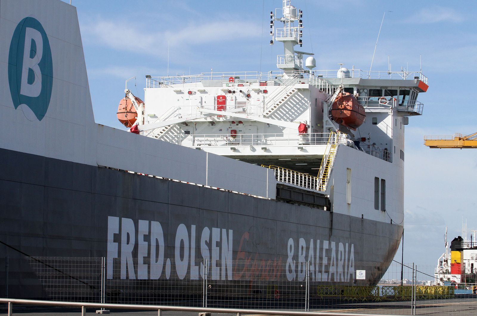Ferri de Fred Olsen y Baleària en el Muelle Sur del Puerto de Huelva.