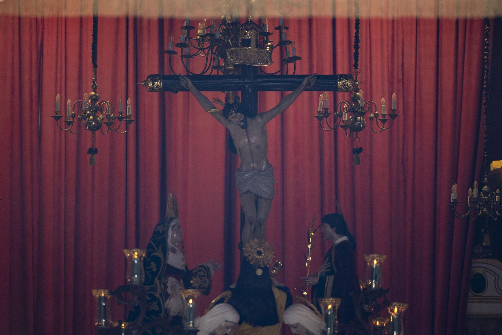 En imágenes, Vera Cruz también adelanta su salida y recorta su recorrido en el Miércoles Santo de la Semana Santa 2025 de San Fernando