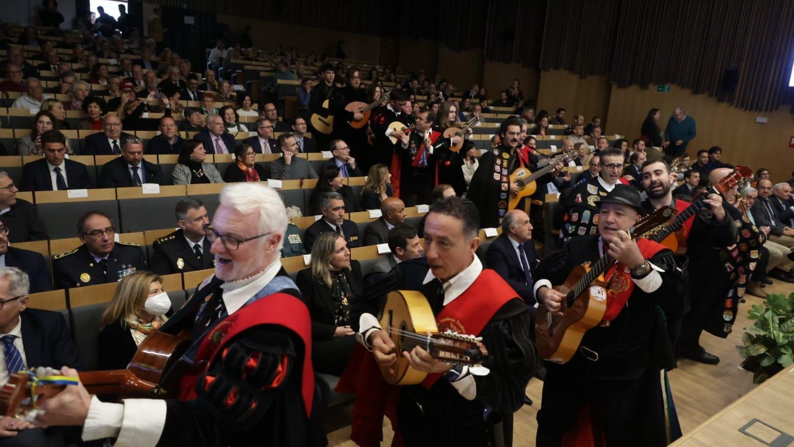La tuna entra en el salón de actos.