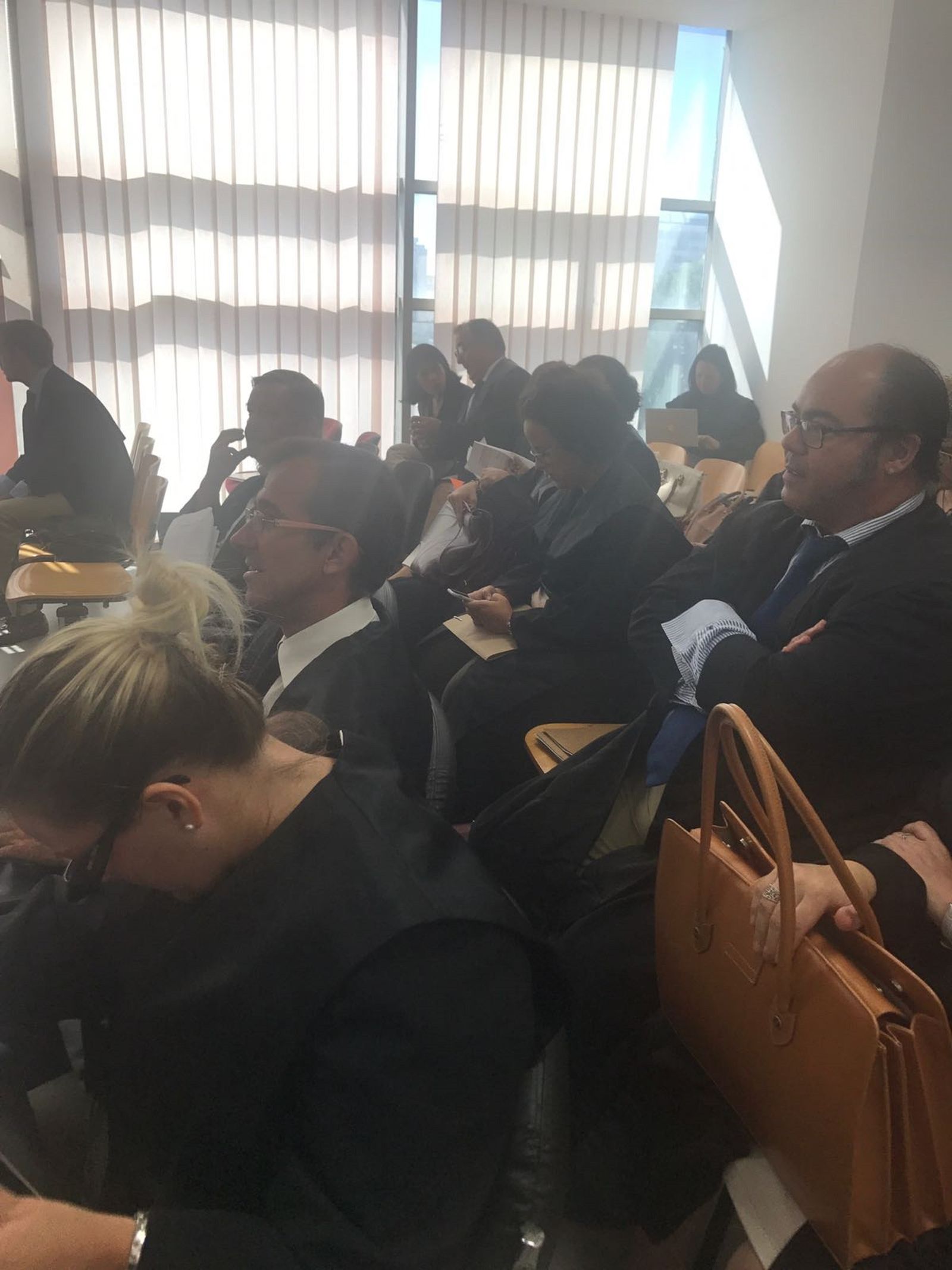 La sala de vistas del juicio a los ex Delphi, ayer en Cádiz, con los abogados sentados en las sillas del público.