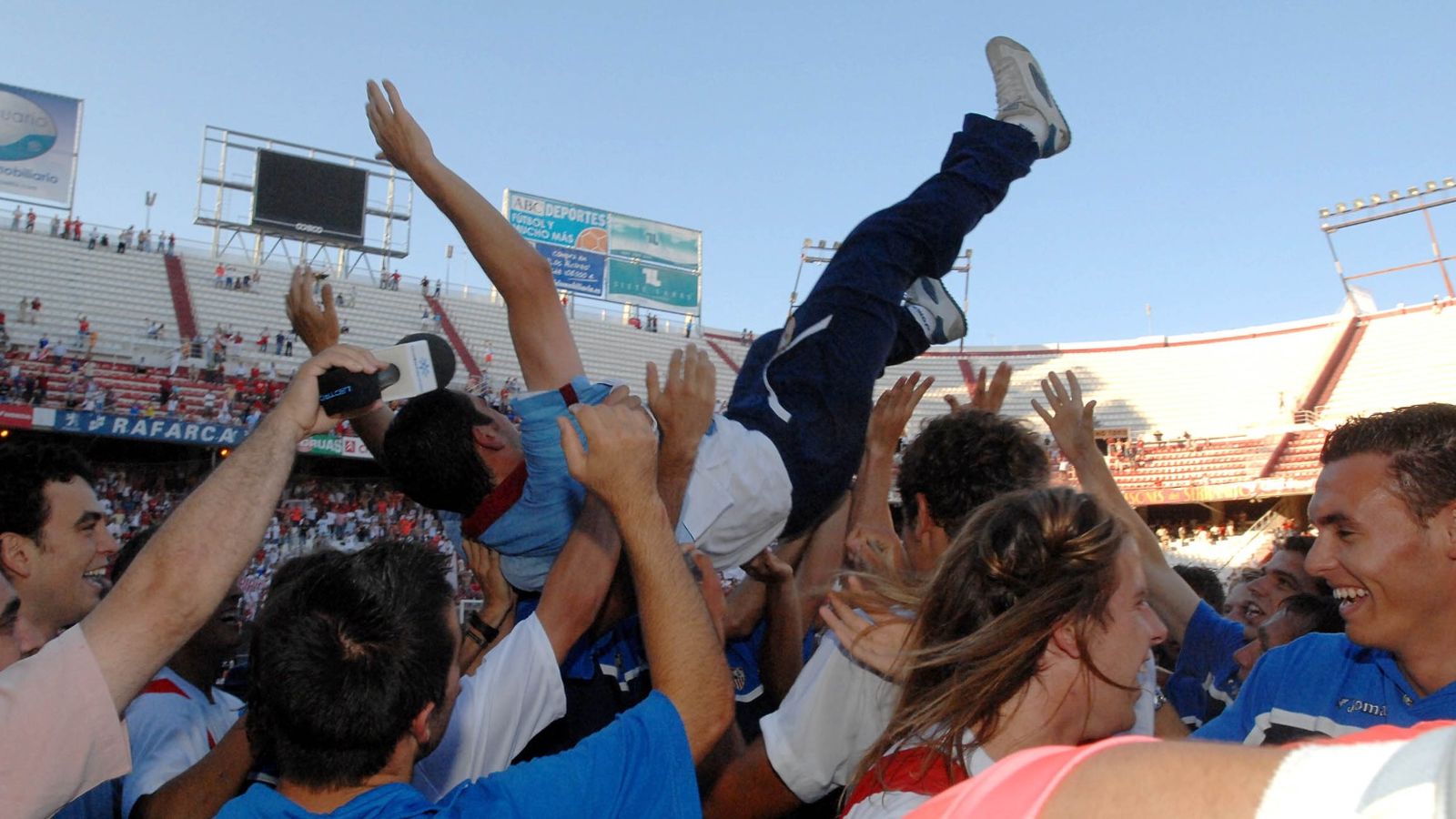 Manolo Jiménez, manteado por sus jugadores, tras el ascenso a Segunda División en 2007