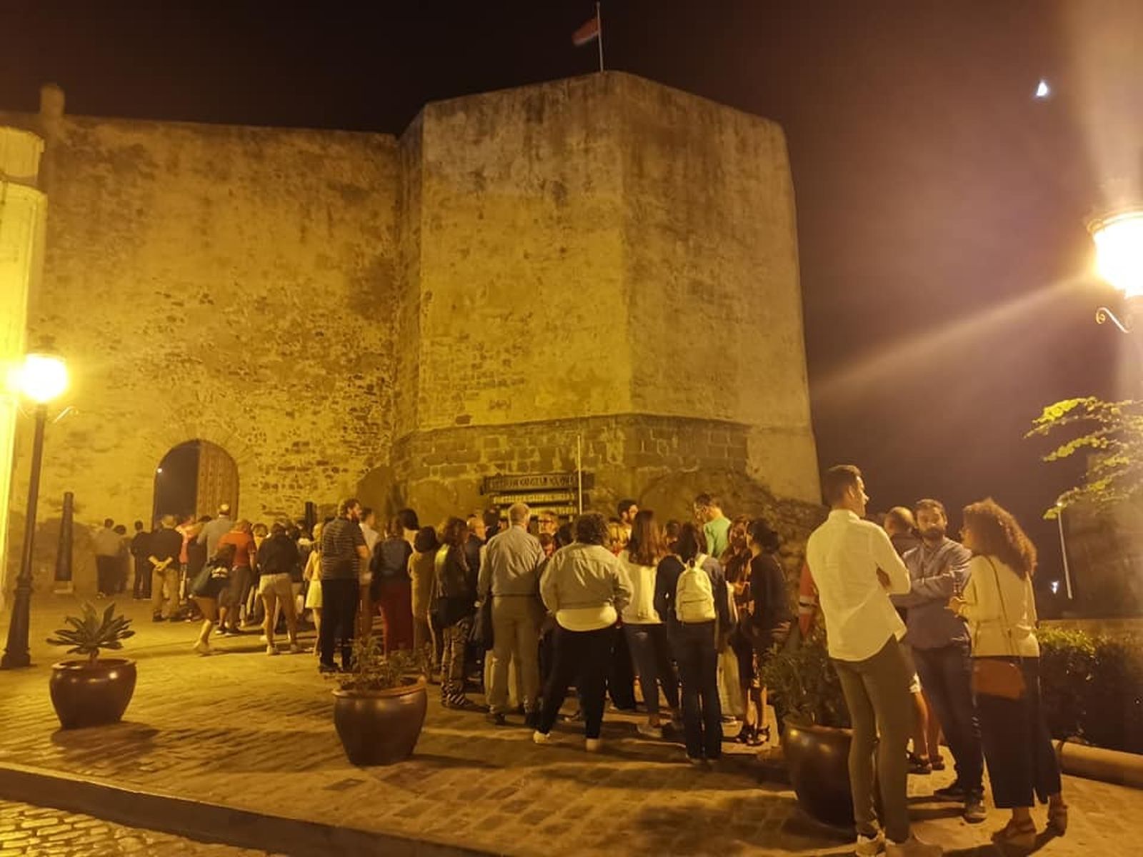 Colas para acceder al Castillo de Guzmán, este sábado por la noche