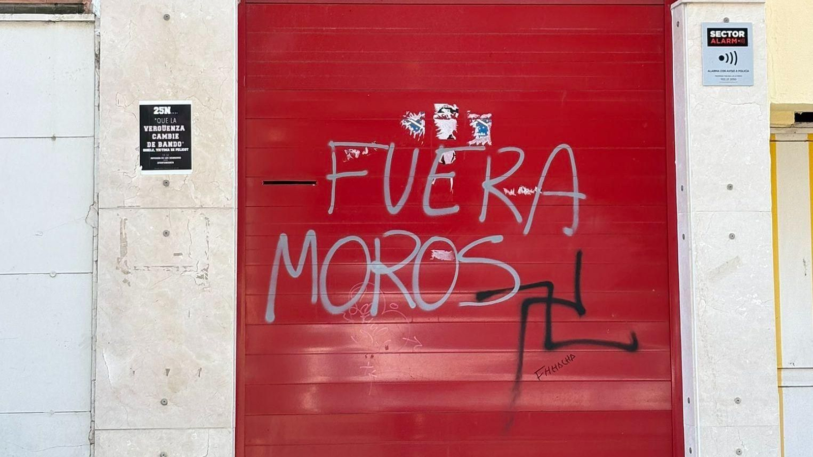 Mensaje xEnófobo en la puerta de la sede del PSOE de Huelva.