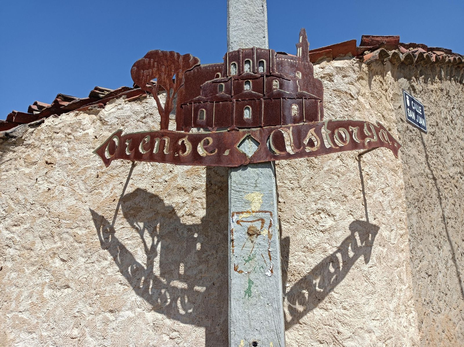 Señal que indica la bifurcación de la Vía de la Plata en Granja de Moreruela.