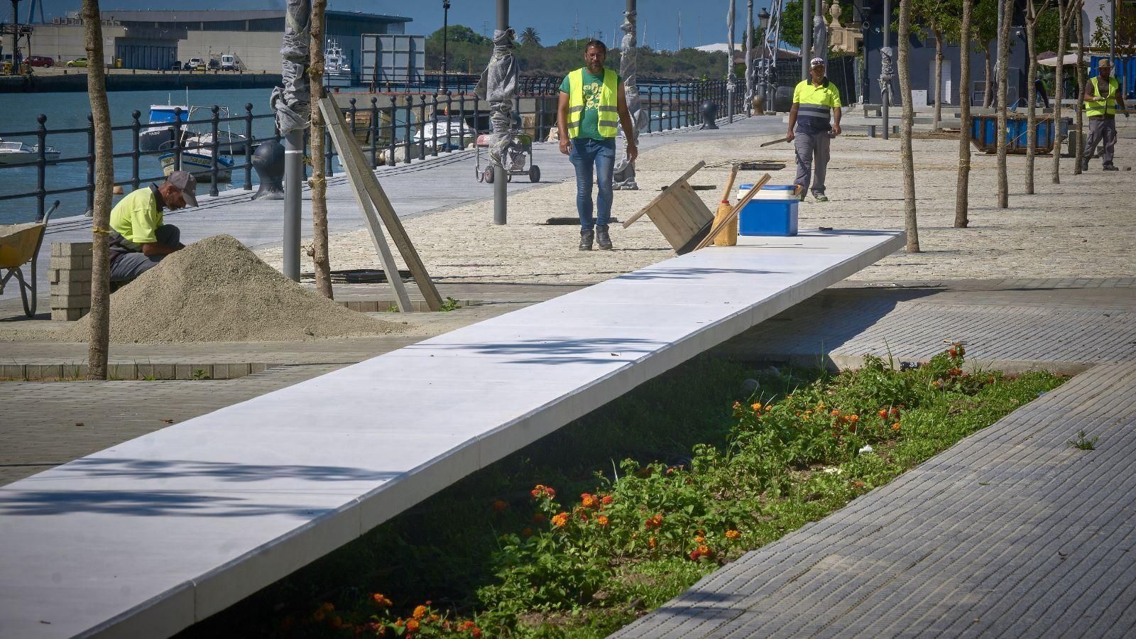Uno de los nuevos bancos, con jardineras por debajo.