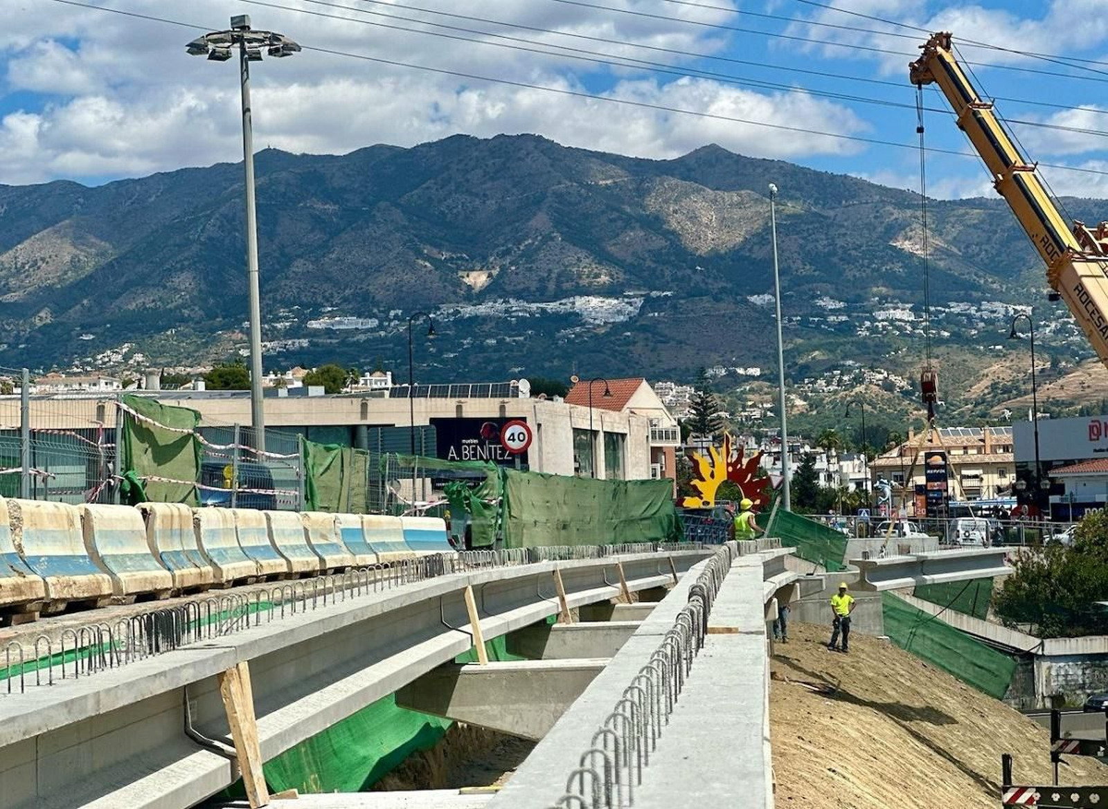 Estado actual de las obras para crear una pasarela peatonal sobre la A-7. Estado actual de las obras para crear una pasarela peatonal sobre la A-7.