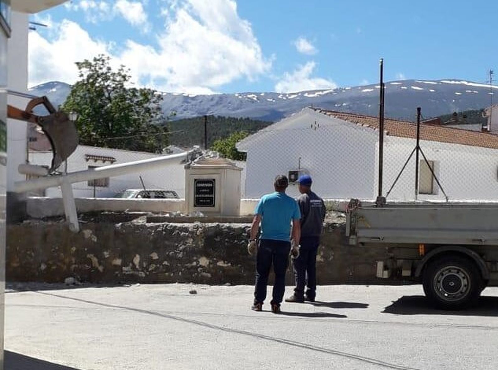 Momento del derribo de la cruz en mayo de este año