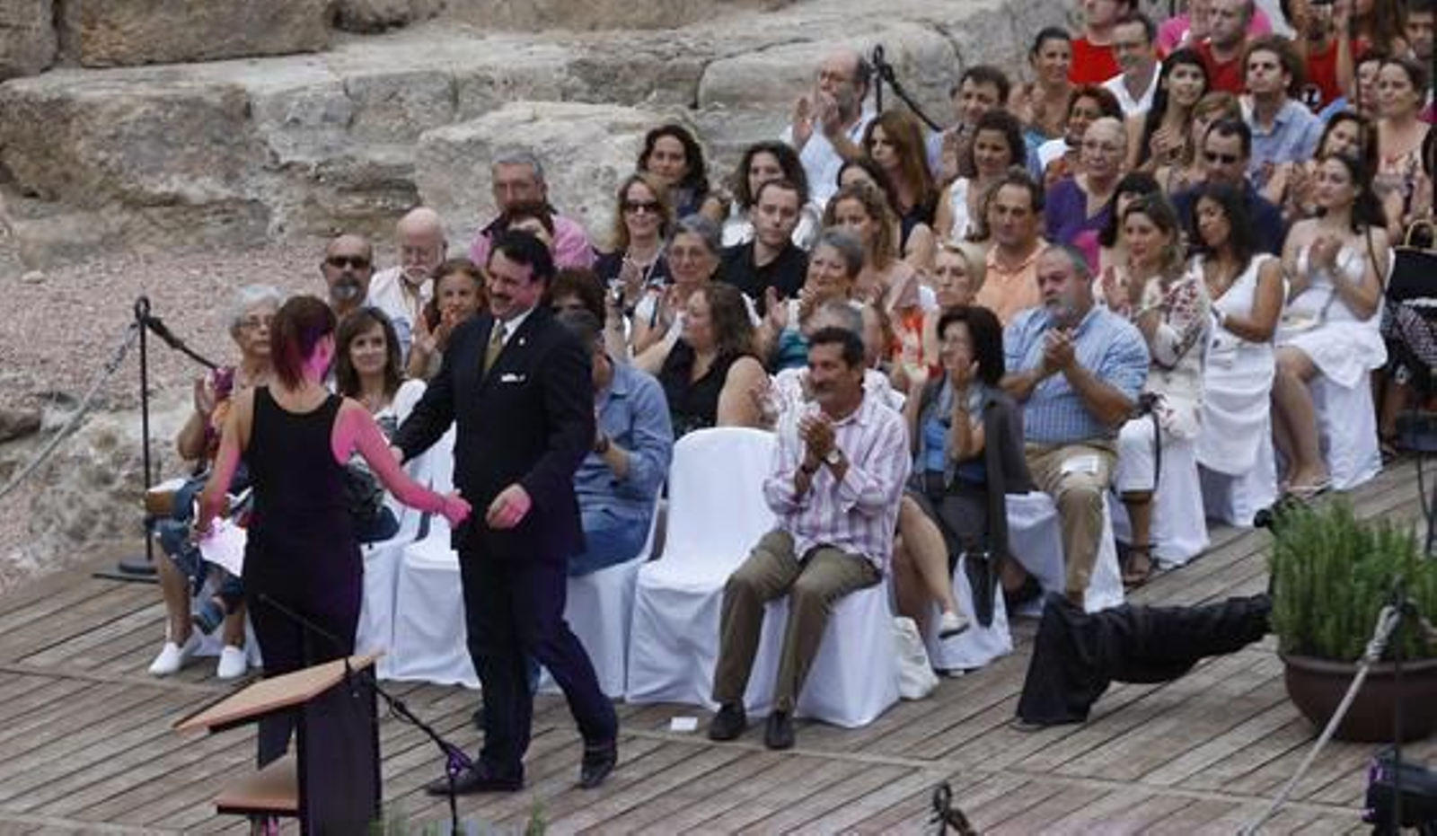 Las gradas del coliseo estrenaron aforo ante unos 400 invitados a un acto simbólico como la guitarra de Daniel Casares y el predicado de Carlos Álvarez como reclamo

Foto: Sergio Camacho