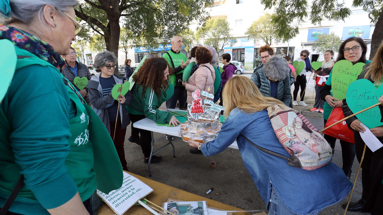Concentración de Marea Verde Jerez para nombrar a la rotonda de la Escuela Pública en La Granja Concentración de Marea Verde Jerez para nombrar a la rotonda de la Escuela Pública en La Granja