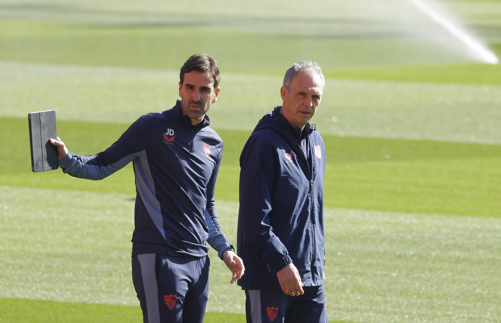 Joaquín Caparrós, junto a uno de sus técnicos, Juan Díaz Quinta.