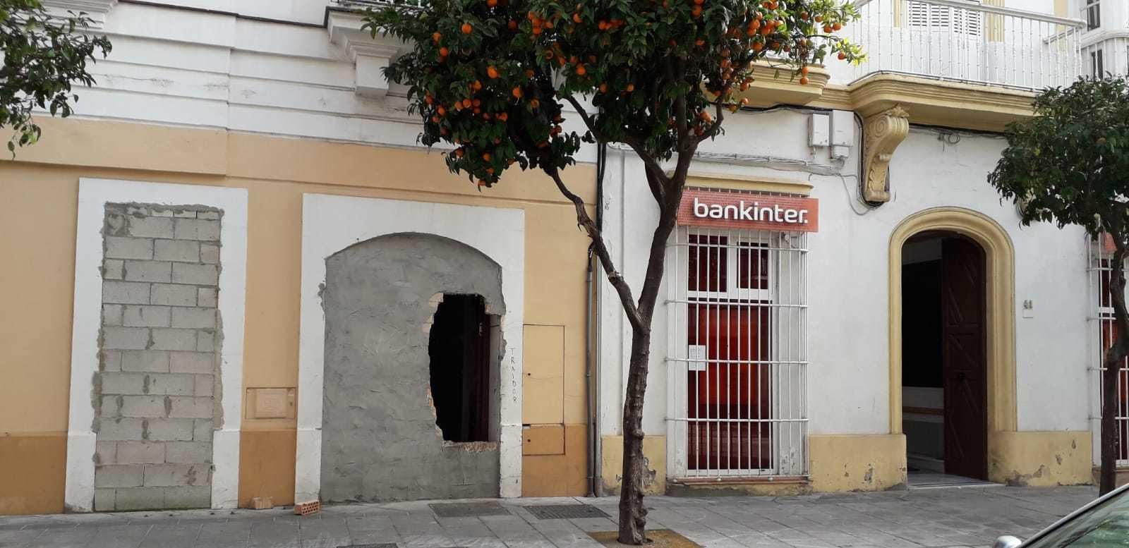 La sede de Bankinter, en la calle Larga, y al lado el butrón que da acceso a la finca ocupada de Larga, 35. La sede de Bankinter, en la calle Larga, y al lado el butrón que da acceso a la finca ocupada de Larga, 35.