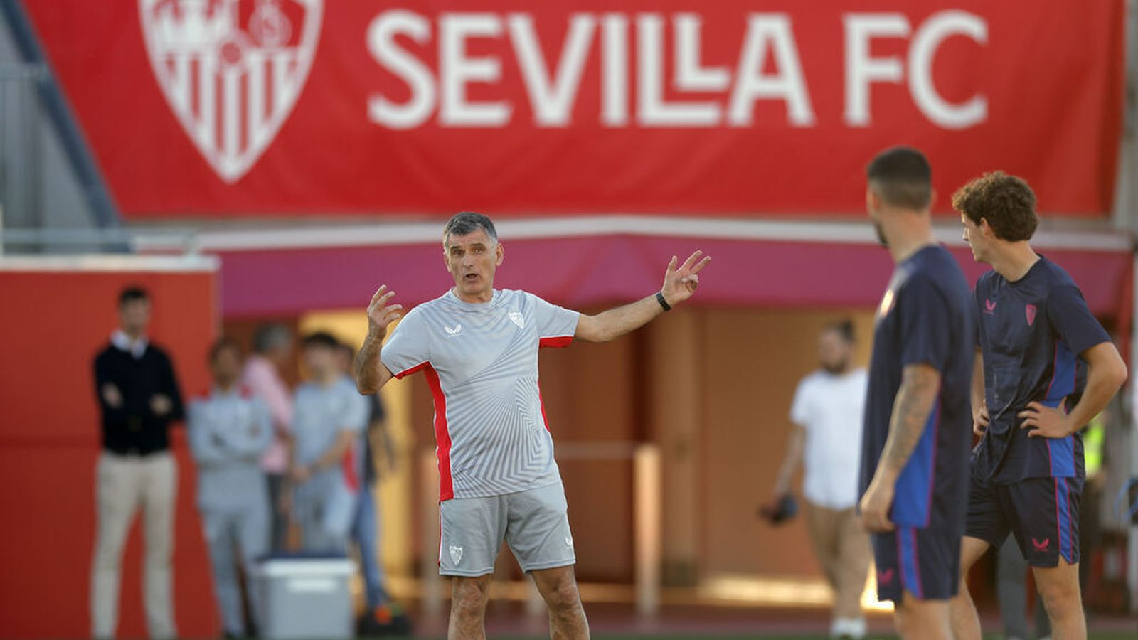 El vizcaíno da instrucciones a los jugadores del Sevilla.