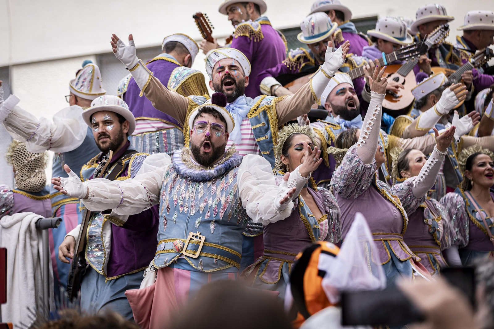 Las imágenes del segundo sábado de Carnaval de Cádiz 2025: Carrusel de coros bajo la lluvia