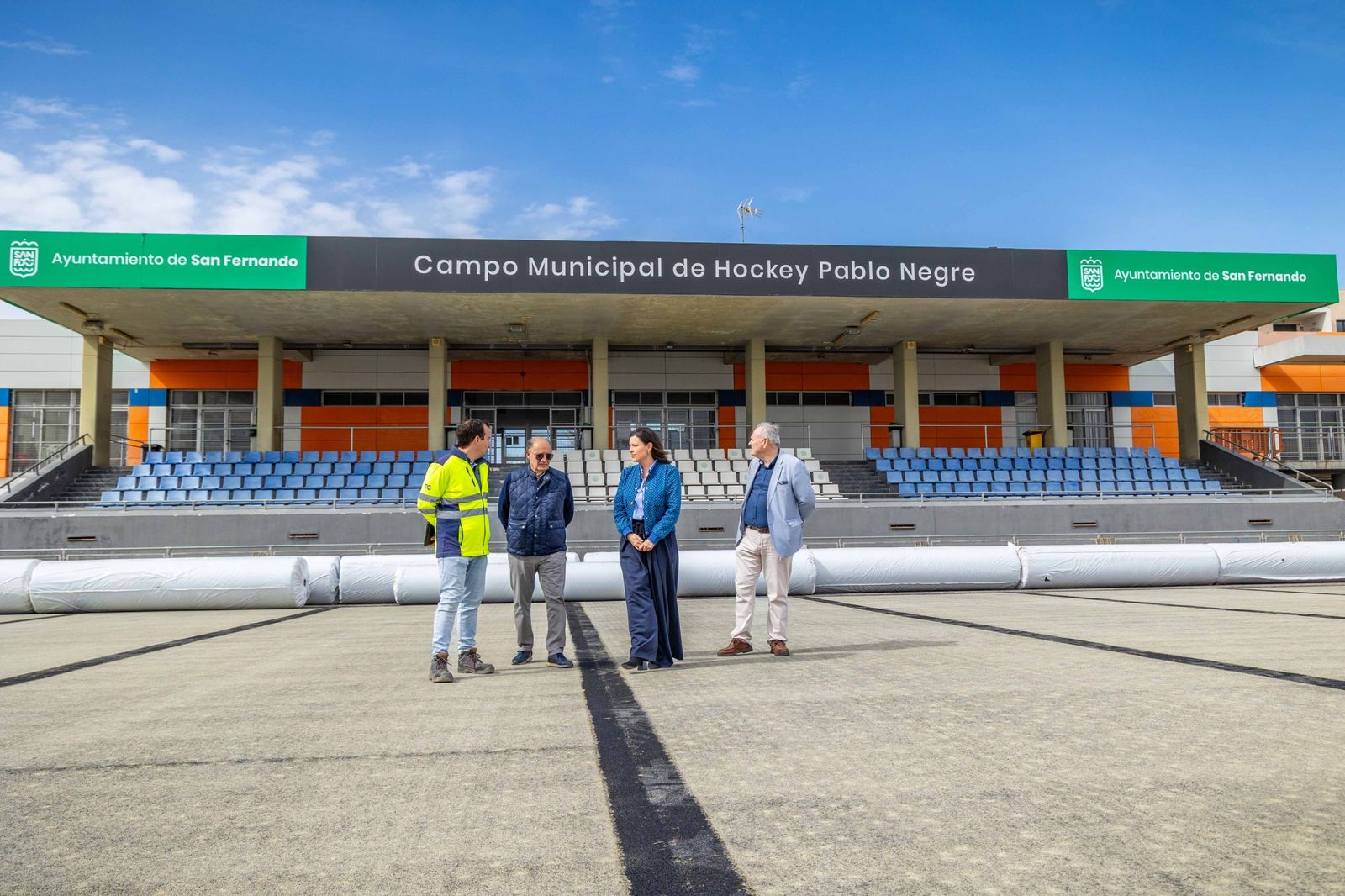 Visita de la alcaldesa a los trabajos de reposición del césped en el campo municipal de hockey Pablo Negre, en San Fernando