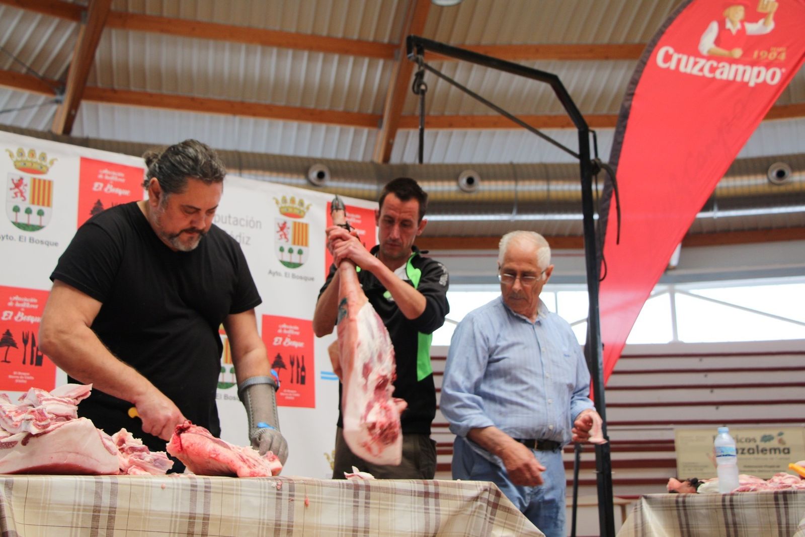Los stand de chacinas instalados en la plaza de toros cubierta recibieron numerosas visitas.