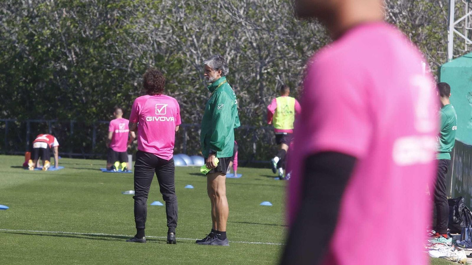 Alfaro charla con Raúl Cámara, que ejerció de árbitro en el partidillo.