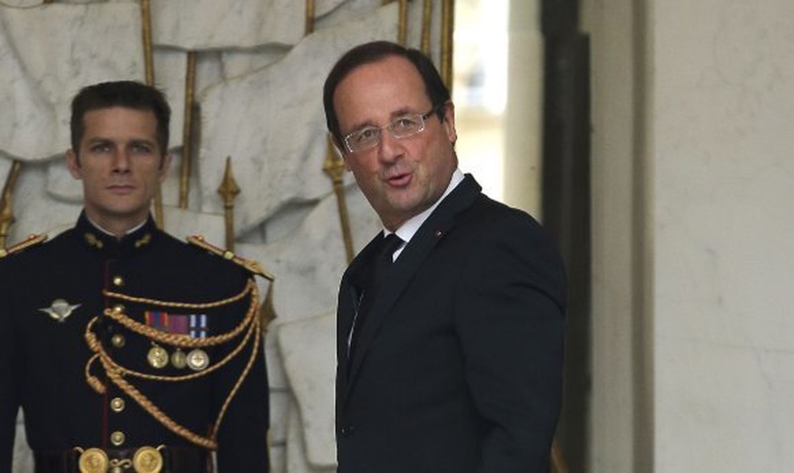 Hollande admite no haber avisado lo suficiente de la gravedad de la crisis