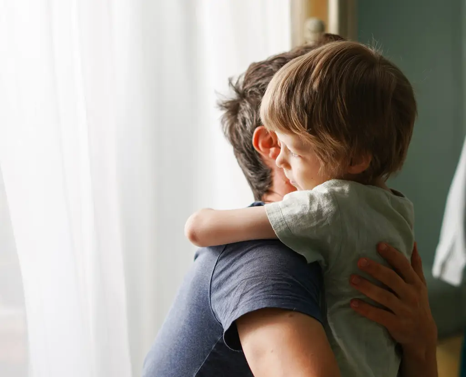 Padre e hijo se abrazan