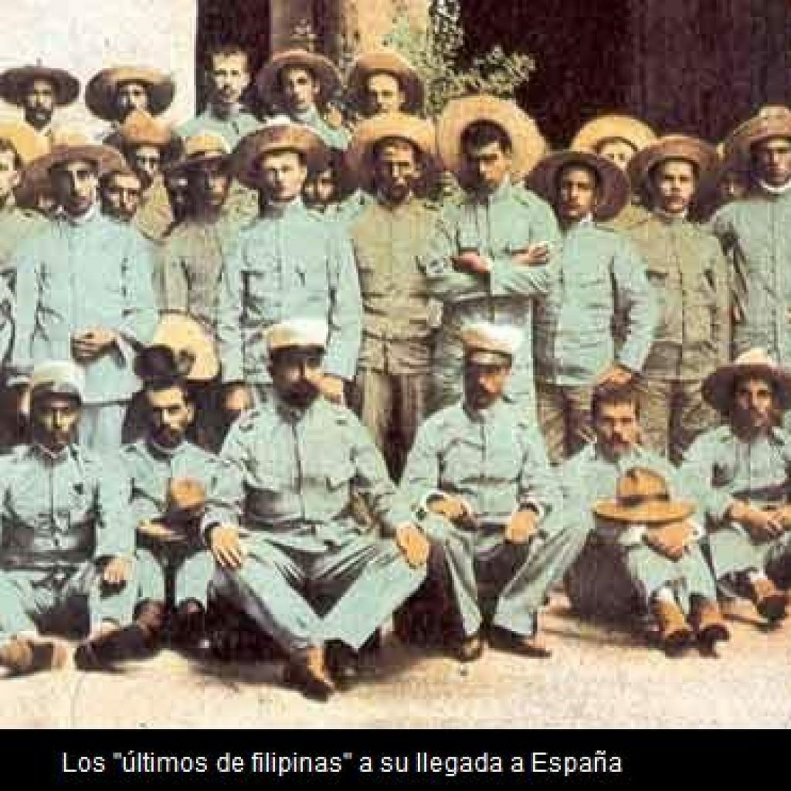 Los Ultimos de Filpinas a su llegada a España. En el centro, con barba, Rogelio Vigil de Quiñones.