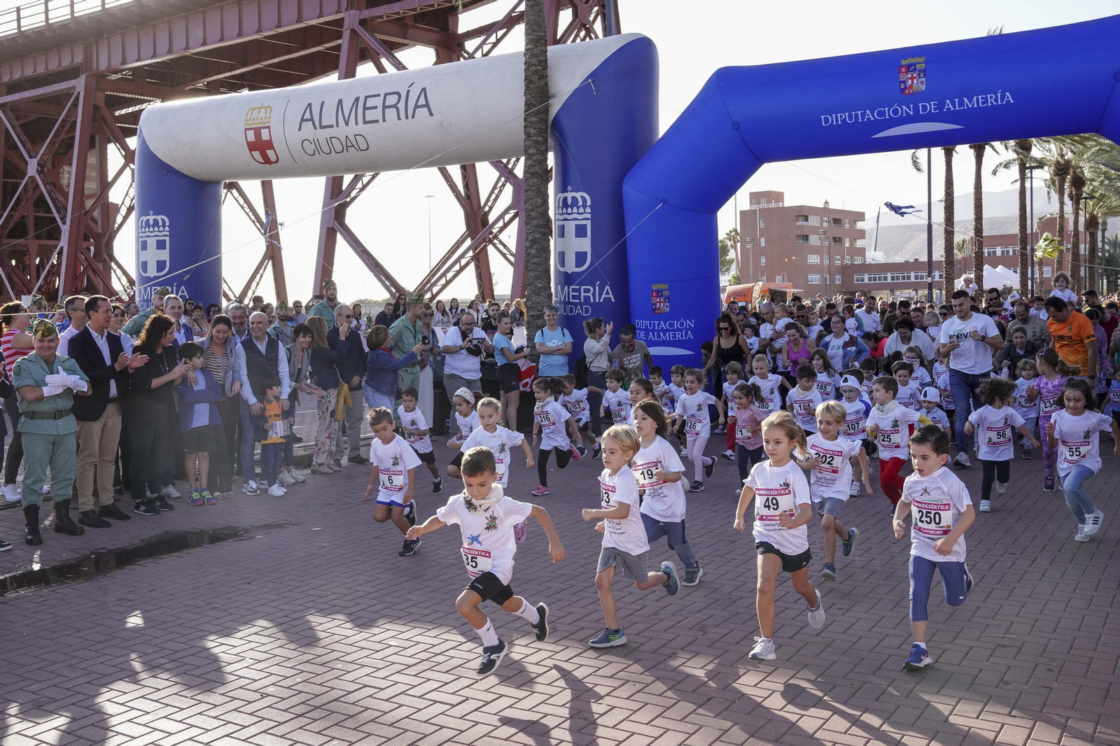 Salida de la Mini Desértica en el Parque de las Almadrabillas de la capital almeriense este viernes.