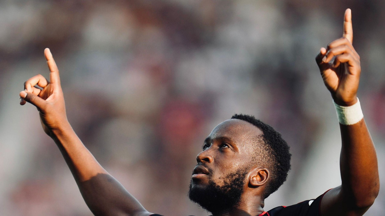 Lukébakio celebra el golazo que marcó en Toulouse.