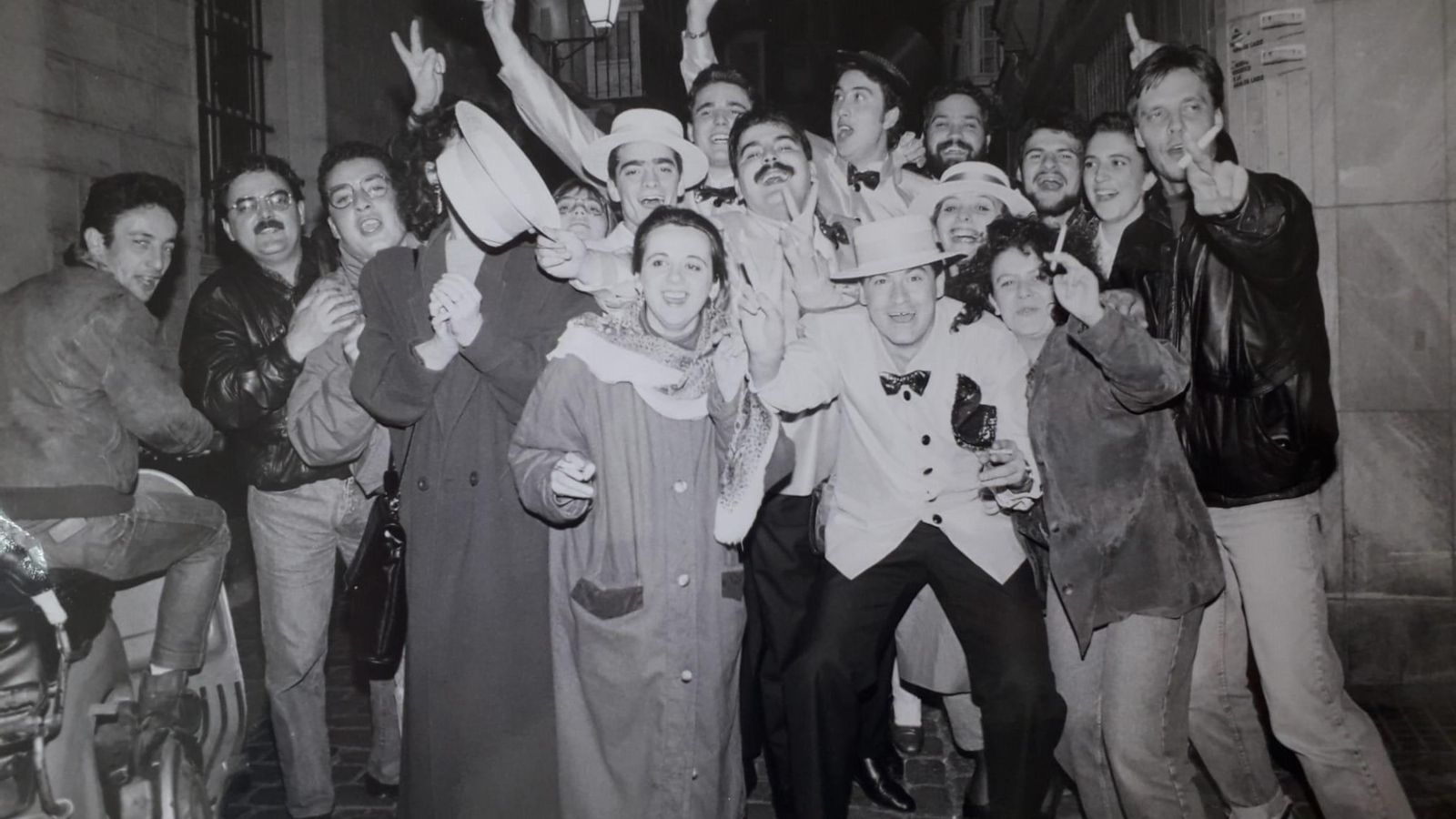El coro '¡Que no pare la música!' celebra su pase a la final.