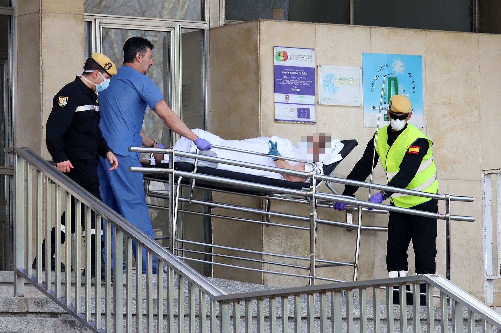 Imágenes de las tareas de desinfección de la UME en el Hospital Infanta Elena