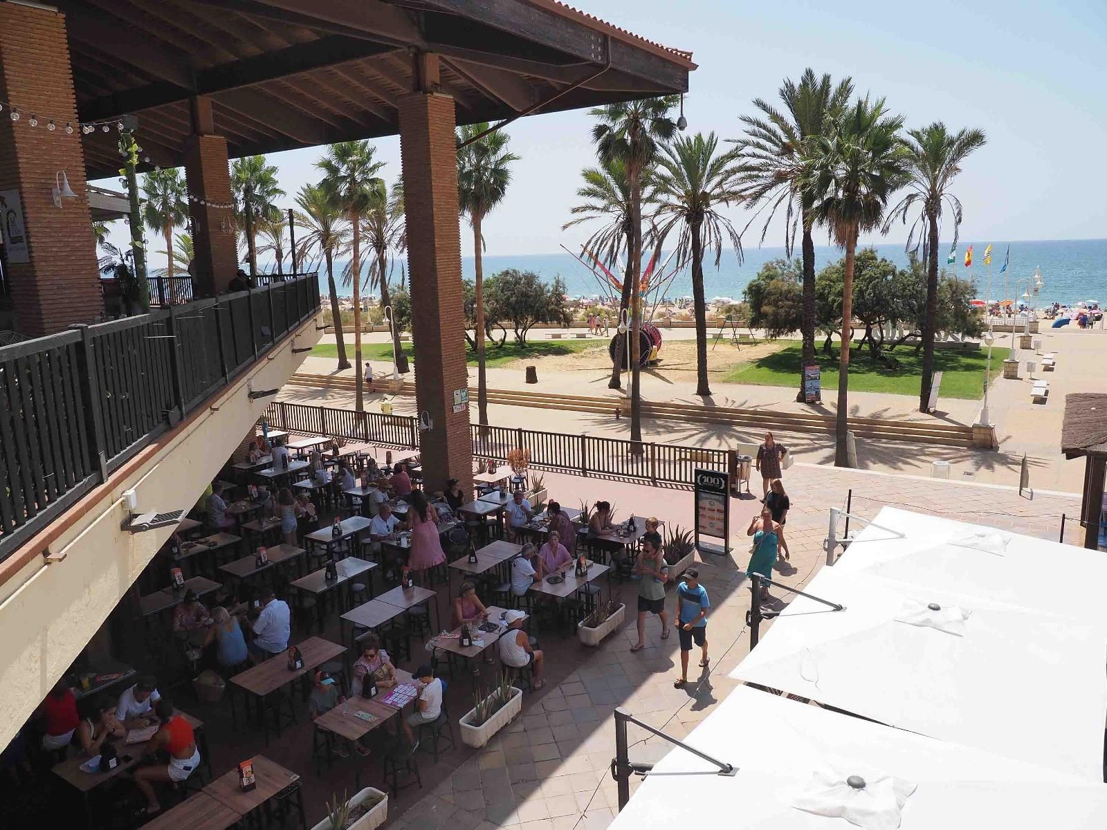 Ambiente de la playa de Islantilla una tarde de verano
