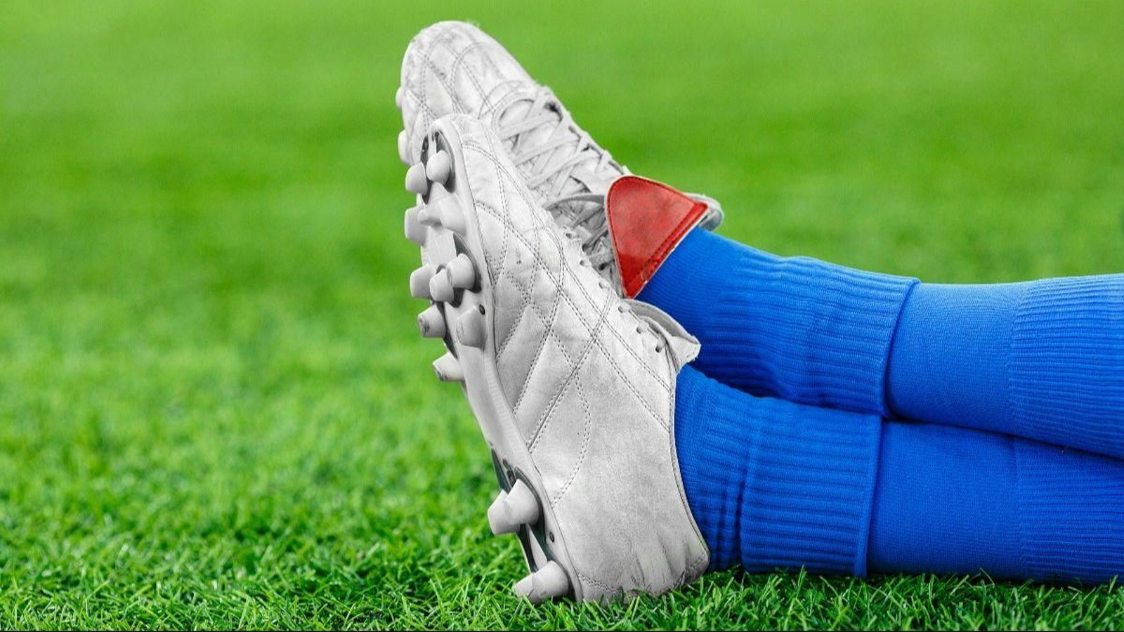 Las 10 mejores botas de fútbol del 2024: para césped artificial y natural ¿cuál comprar?