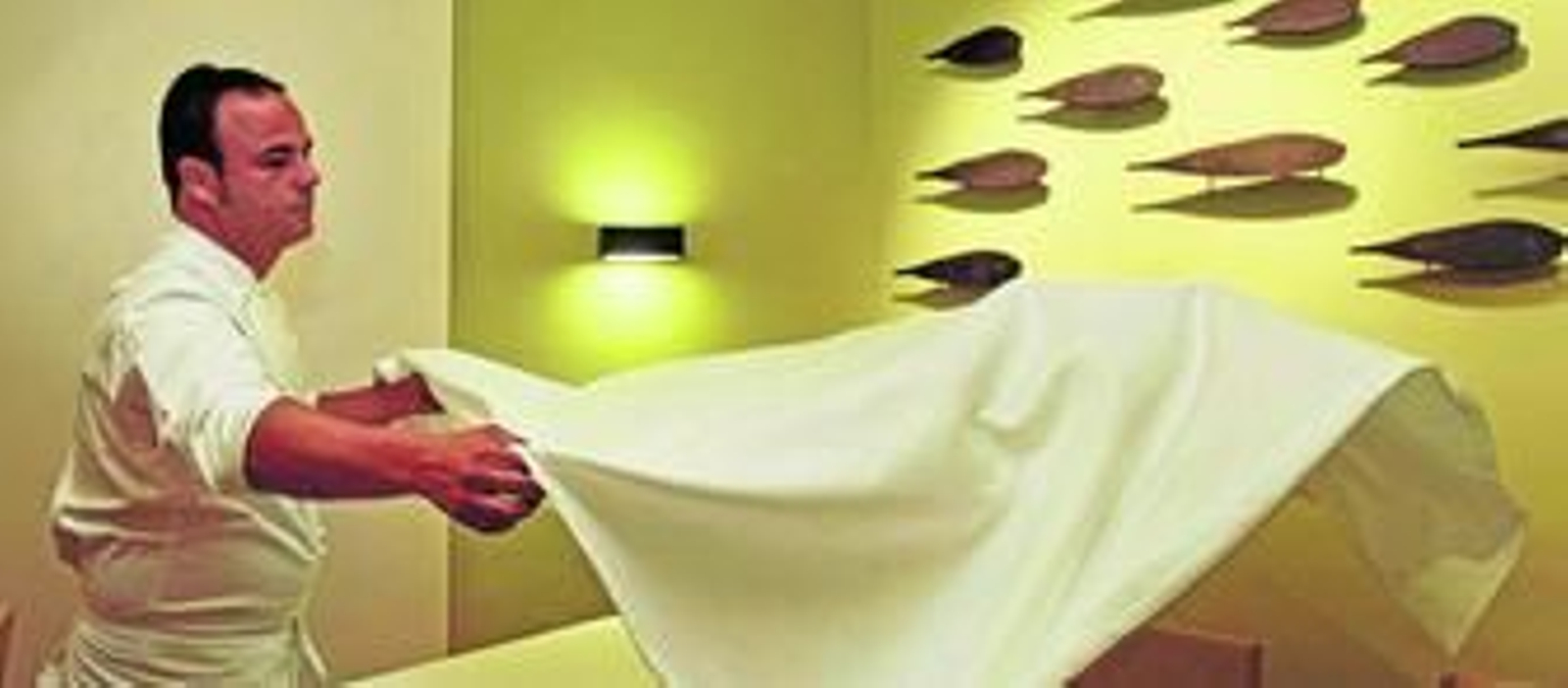 Ángel León coloca un mantel en la tarde de ayer en su restaurante 'Aponiente'.