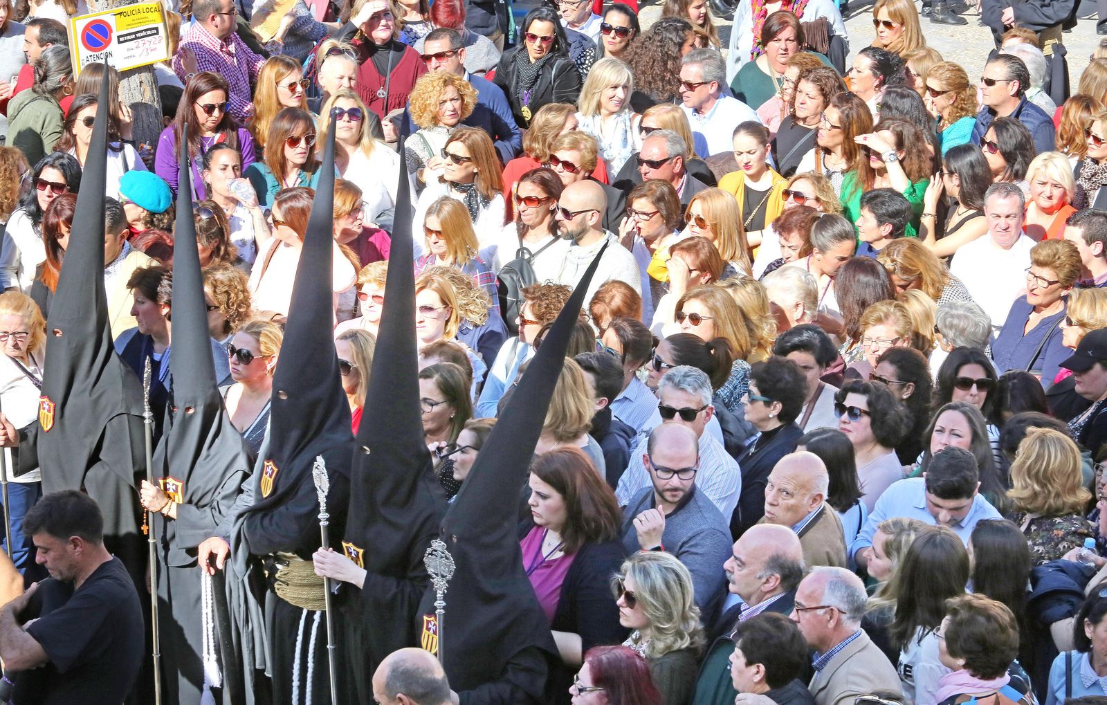 Multitud de fieles acompañaron a Jesús Caído durante su recorrido por la ciudad.