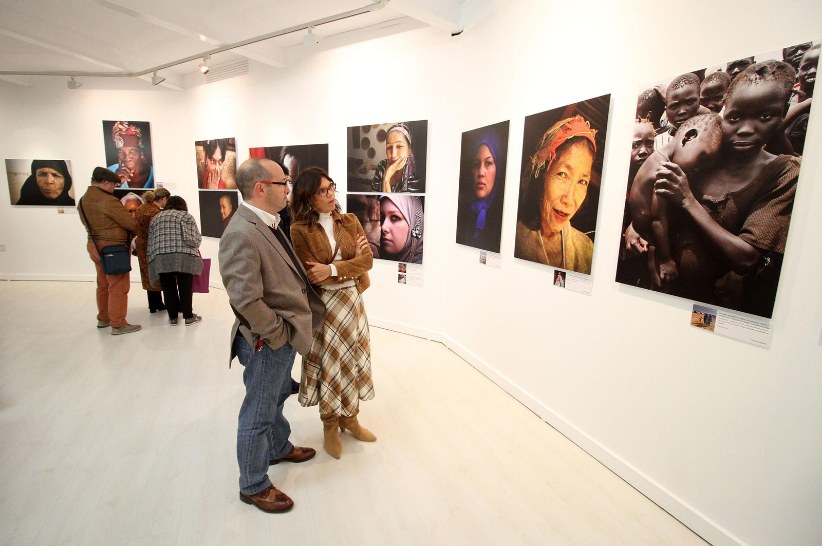 Latitudes. Exposición de Francisco Magallón "Mujer: Todos Somos Una", en imágenes