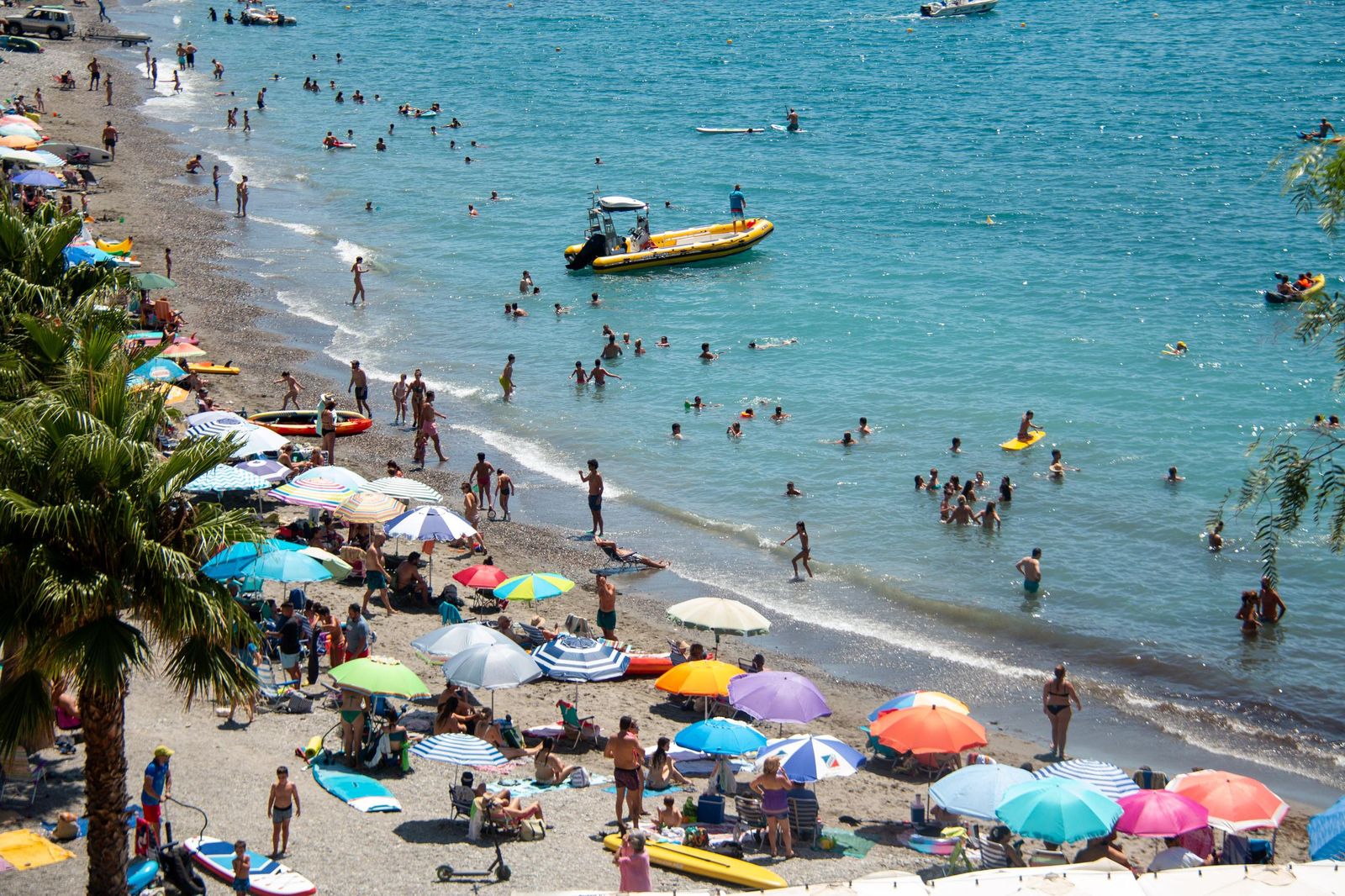 Playas llenas el 15 de agosto en la Costa Tropical