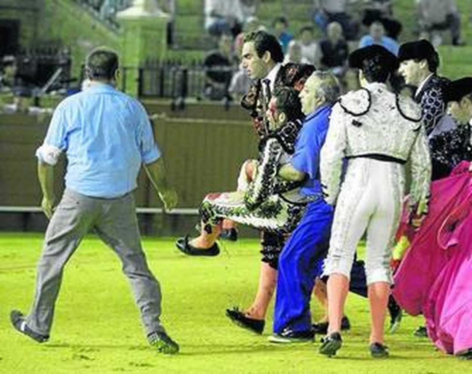 Momento en el que Salvador Cortés traslada a su hermano, que sangraba abundantemente, a la enfermería.