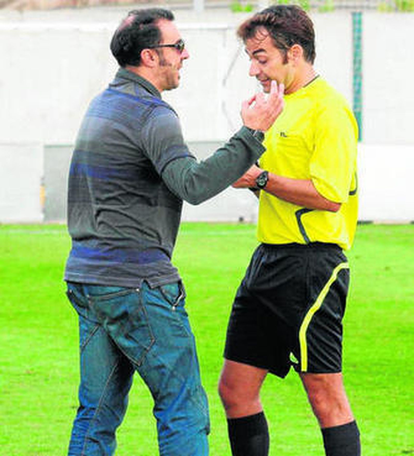 Domingo Serrano recibió cinco partidos por sus problemas con los árbitros.