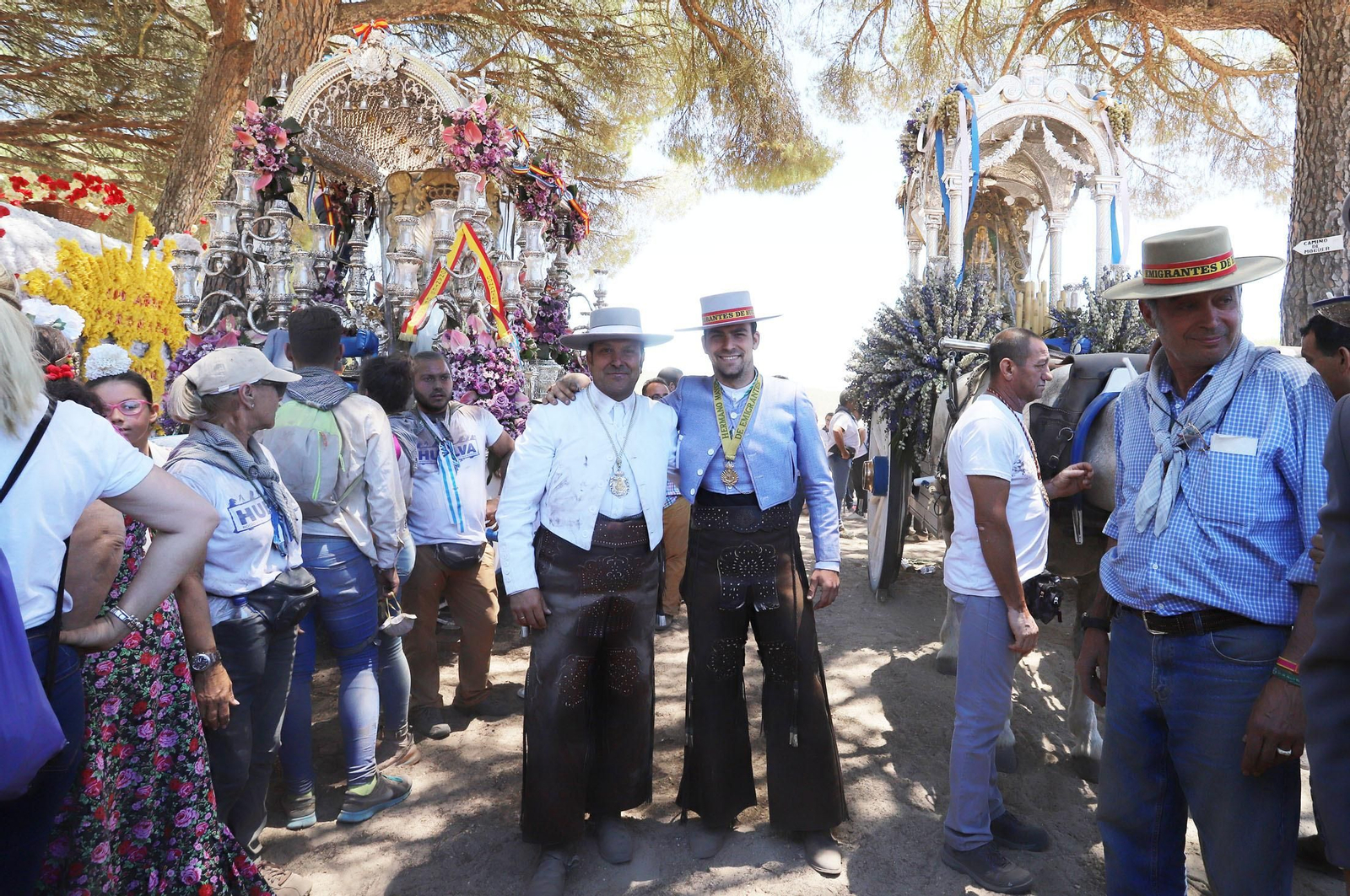 Los hermanos mayores de Huelva y Emigrantes junto a sus simpecados en Gato.