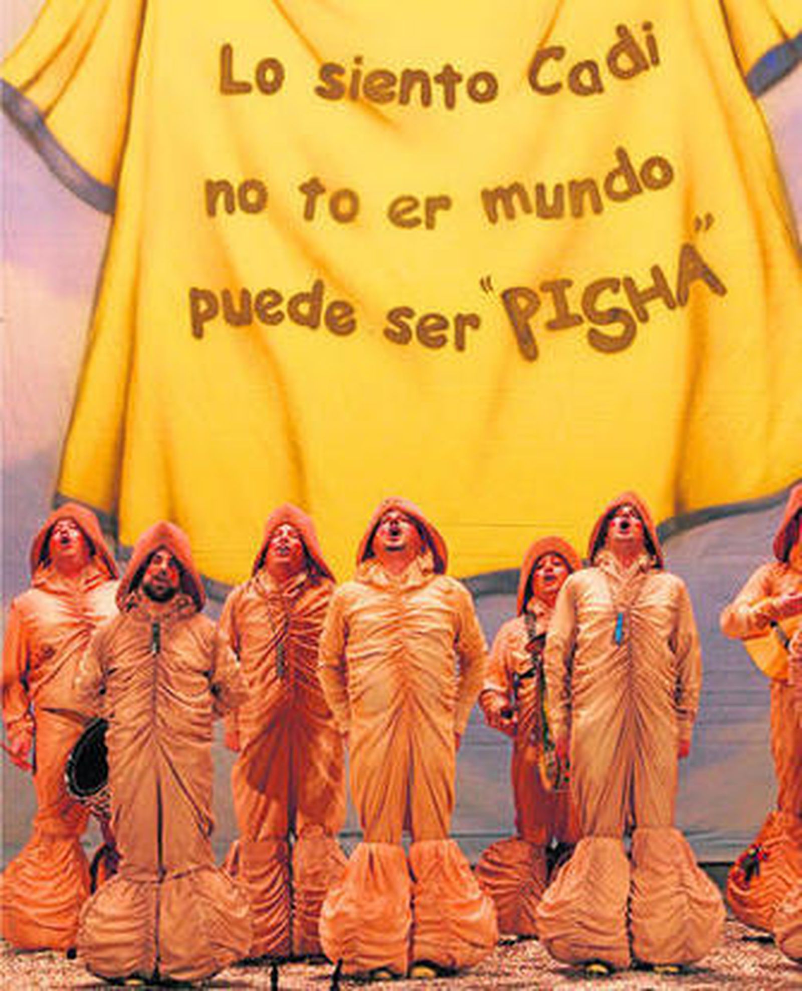 Los penes cantan erectos ante la original camiseta que servía de forillo.