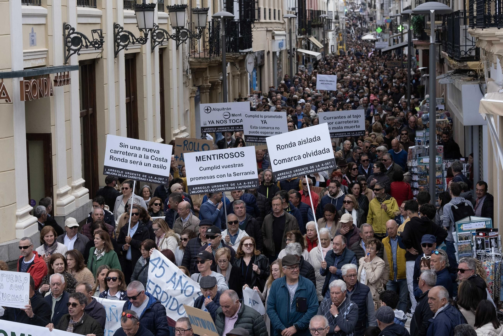 Manifestación por la mejora de las carreteras de la Serranía de Ronda, en fotos