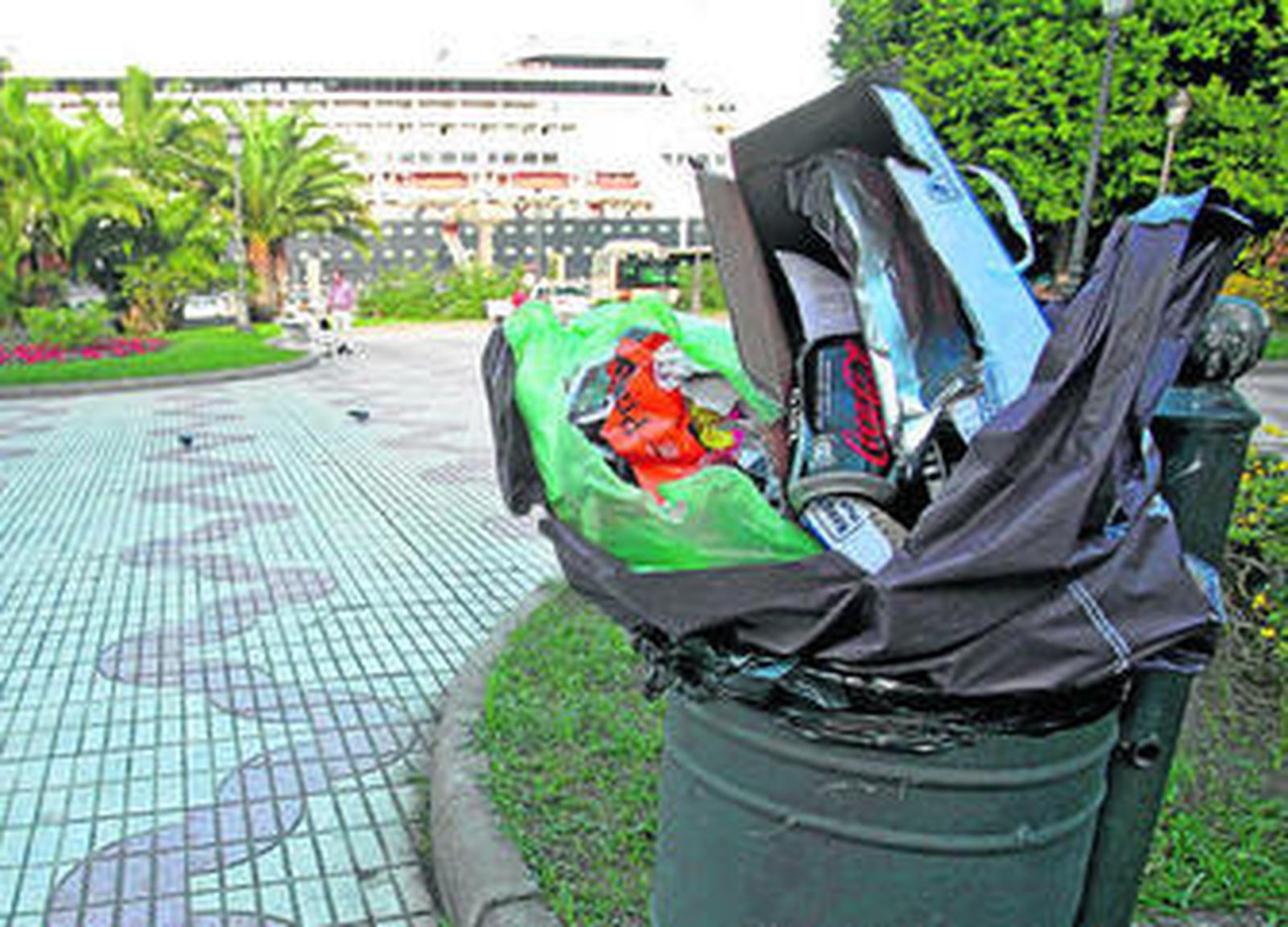Estado de una papelera ayer en los jardines de Canalejas.