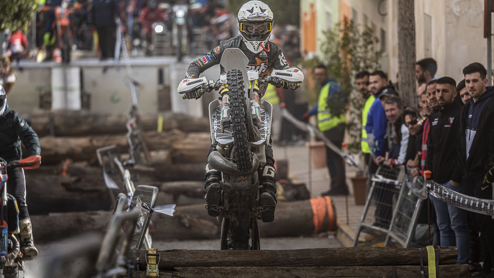 Un participante a su paso por un tramo del circuito.